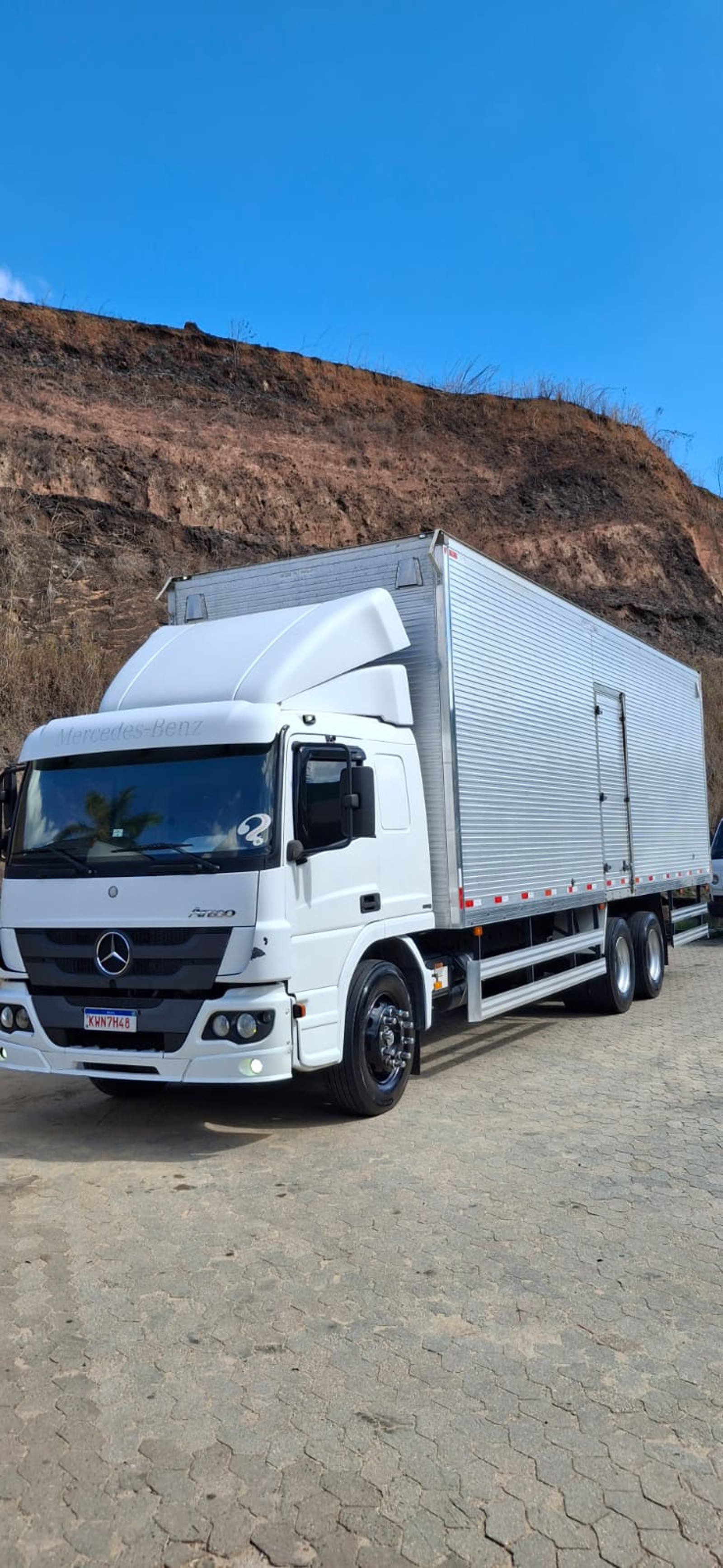 Mercedes-Benz Atego truck baú branco