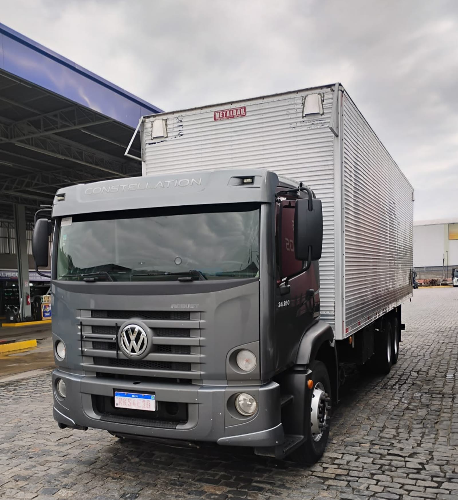 VW Constellation 24.260 cinza no posto