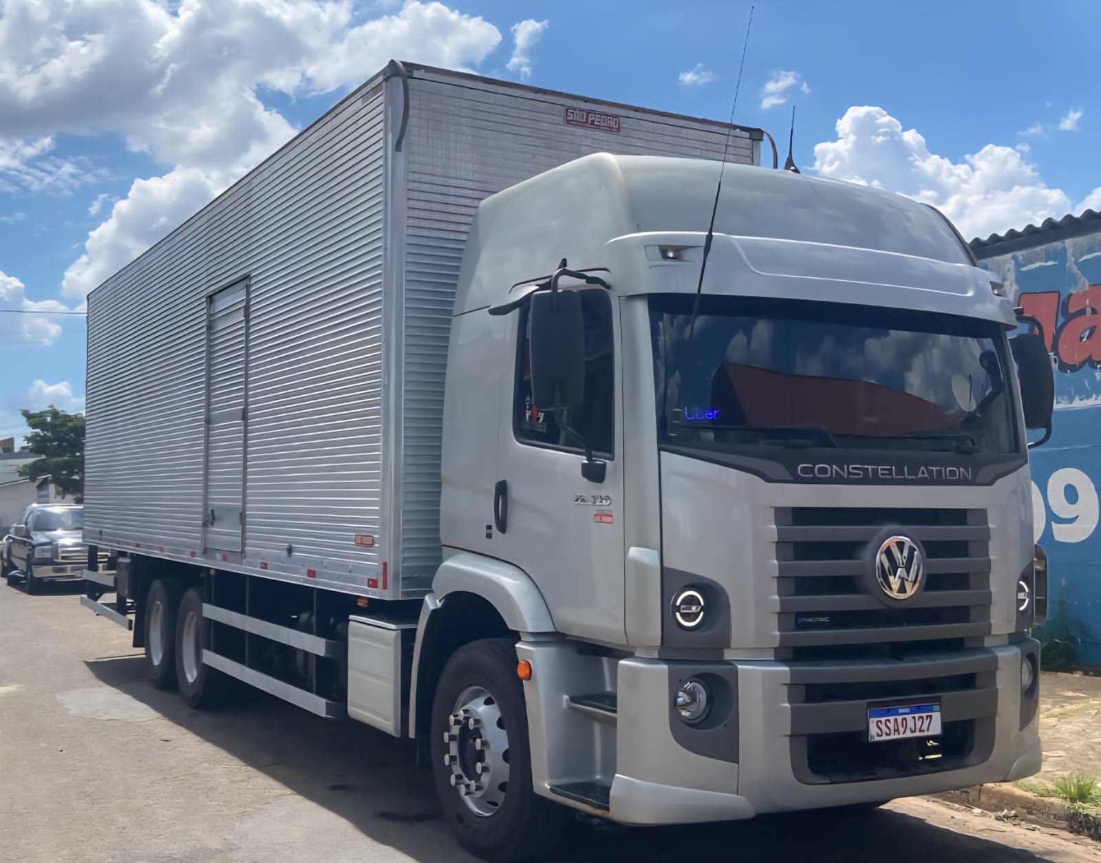 VW Constellation 24.280 truck baú branco