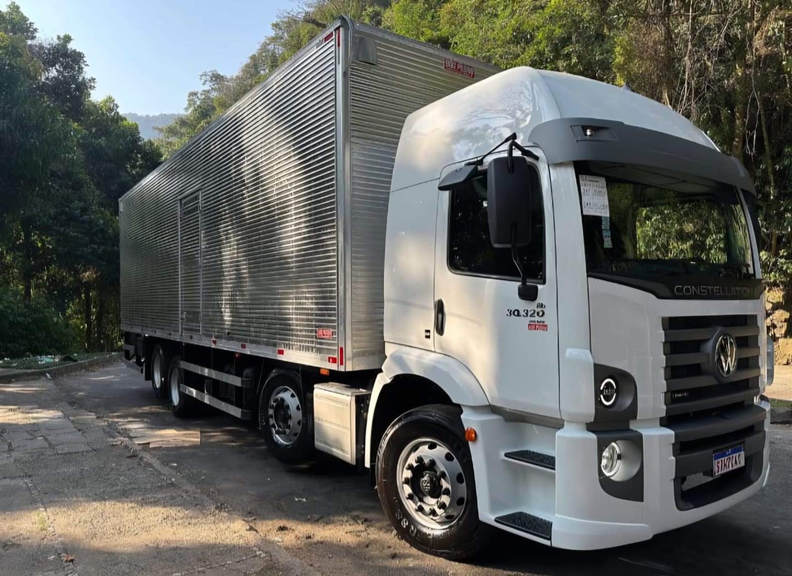 VW Constellation 30.320 truck baú branco