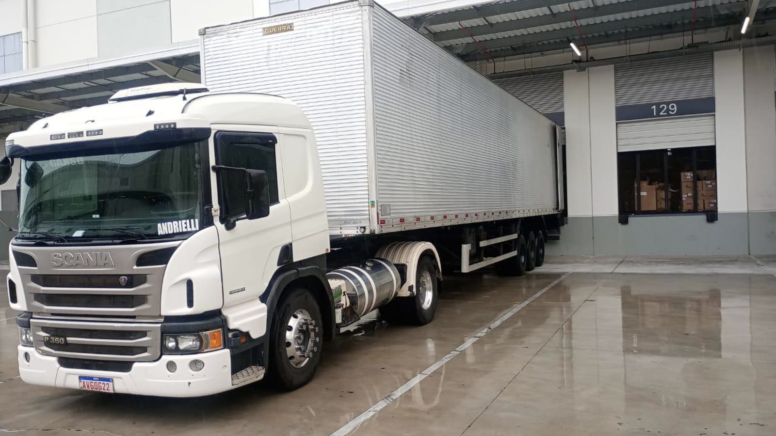 Scania P360 branca na doca